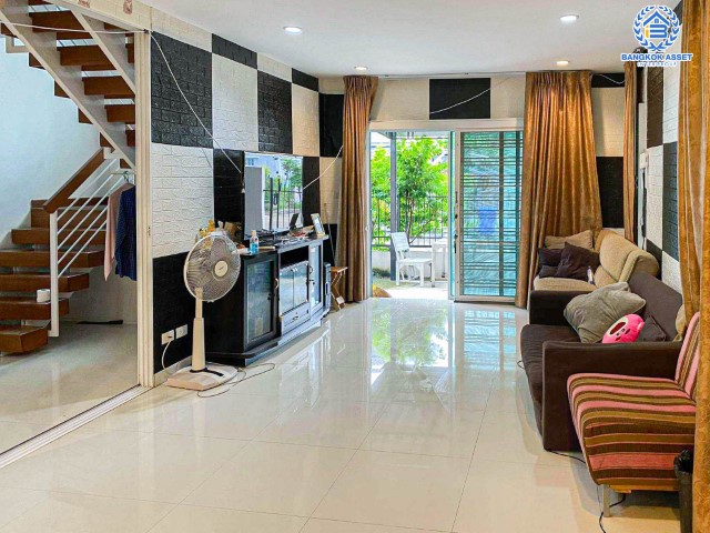 *****บ้านเดี่ยวมือสองย่านกรุงเทพฯ ม.พฤกษาวิลเลจ ซีนเนอรี่ สรงประภา หลังมุม เนื้อที่กว้างขวางมากถึง 64.10 ตร.ว. ฟังก์ชัน 2 ห้องนอน 2 ห้องน้ำ ที่จอดรถ 4 คัน บ้านสวยพร้อมเข้าอยู่ แถมฟรี! เครื่องปรับอากาศ 5 เครื่อง ตั้งอยู่บนทำเลเดินทางสะดวก ใกล้จุดขึ้น-ลงทางด่วนศรีสมาน